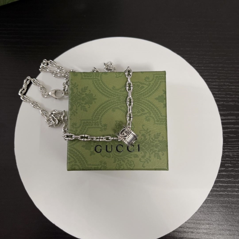 G*u*i necklaces